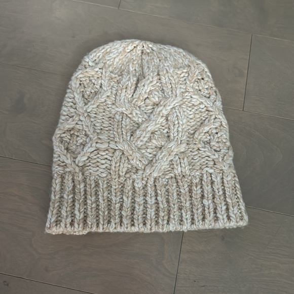 Banana republic cable knit beanie new - Picture 3 of 3
